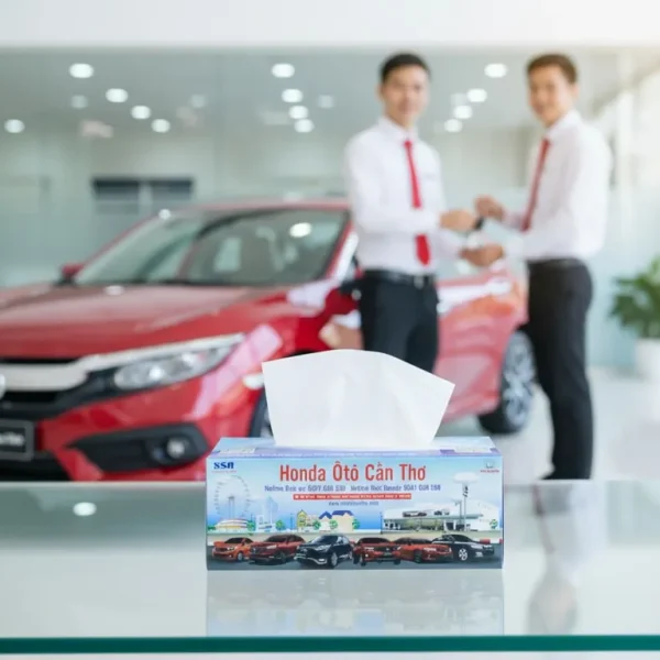 Hộp khăn giấy in logo trên bàn giao xe tại showroom ô tô